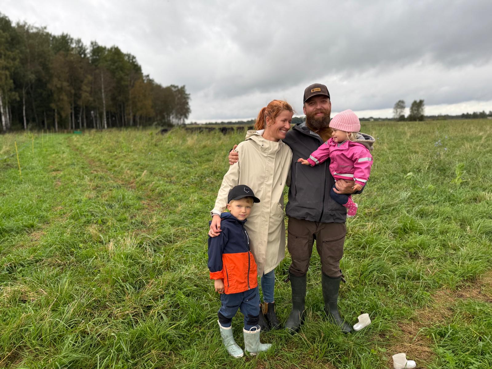 Stefan, Inger and the kids on the Niiduveis pasture in Liigvalla